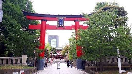 鳥居の前の祈り